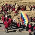 Campesinos bloquean en una carretera del altiplano
