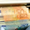 Máquina cuenta billetes de euro en la ventanilla de un banco en Dresde, Alemania.