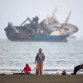 Un barco yace varado en el estrecho de Ormuz.
