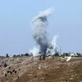 Humo tras un ataque israelí contra la aldea de Arnoun, en la gobernación de Nabatieh, al sur del Líbano.