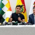 El ministro de Desarrollo Productivo, Óscar Mario Justiniano (c), en una conferencia de prensa.
