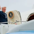 Donald Trump aborda el Air Force One rumbo a la Base Conjunta Andrews, Maryland, tras despegar del aeropuerto de Morristown e