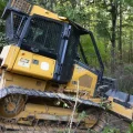 Un bulldozer equipado con sensores de la NASA en un evento en Andalusia, Alabama.