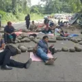 Afines al expresidente Evo Morales en un punto de bloqueo en Villa Tunari, Cochabamba.