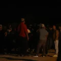 Un grupo de pobladores de San Julián aguardan a las afueras de Emapa