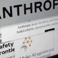 Páginas del sitio web de Anthropic y el logotipo de la empresa, en la pantalla de un ordenador en Nueva York, 26 de febrero d