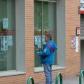 Un hombre, frente a una oficina de empleo