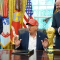 El presidente de Estados Unidos Donald Trump habla junto al presidente de la FIFA Gianni Infantino en el Despacho Oval, agost