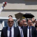 El Papa León XIV atrapa una pequeña muñeca mientras se desplaza en el Papamóvil al abandonar la Plaza de San Pedro en el Vati