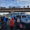 Vecinos en el cruce del puente Senkata intentan desarrollar sus actividades en medio de amenazas.
