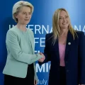 Presidenta de la Comisión Europea Ursula von der Leyen y la italiana Giorgia Meloni en una conferencia sobre migración en Rom