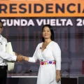 Los candidatos presidenciales peruanos, Roberto Sánchez y Keiko Fujimori, estrechando manos previo al debate presidencial de