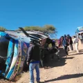 Bus volcó mientras buscaba desvío a los bloqueos