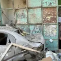 Vecinos observan los restos de un ataque ruso en el barrio de Vynohradar, en Kiev.
