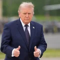 El presidente Donald Trump camina desde el Marine One para abordar el Air Force One en el aeropuerto de Morristown, Nueva Jer