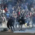 Manifestantes se enfrentan a la policía en las protestas de mayo de 2026.