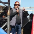 El dirigente de la COB, Mario Argollo, en el cabildo de esta jornada en El Alto.