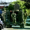 Agentes del FBI intervienen después de que un hombre se atrincherara en el banco.