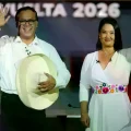 La derechista Keiko Fujimori y el izquierdista Roberto Sánchez saludando durante un debate presidencial en Lima (Perú).