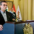 Rodrigo Paz en la posesión de Ernesto Justiniano como nuevo ministro de Defensa.