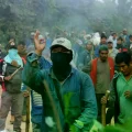 Un grupo de personas se enfrentan con miembros de la Policía de Bolivia durante un bloqueo en el campo petrolero Humberto Suá