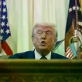 El presidente Donald Trump pronuncia un discurso en el Despacho Oval de la Casa Blanca.