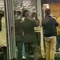 El mandatario con una chamarra oscura cuando llega a la ALP.