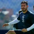 Loenel Justiniano cumple una rutina física en un entrenamiento.