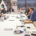 El viceministro de Defensa Social y el director de la Felcn en reunión con personal de la DEA.