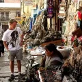 Turistas visitan la calle de las Brujas en La Paz