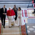 El papa León XIV, acompañado de los reyes Felipe y Letizia, asciende por la Escalera de Embajadores del Palacio Real.