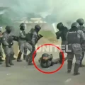 Momento en el que el policía cae al piso durante los enfrentamientos