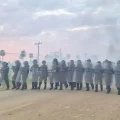 El contingente policial y militar avanza sobre la carretera