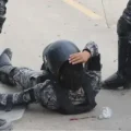 Policía herido por impacto de bala.