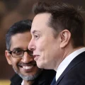 El CEO de Google, Sundar Pichai (izda), y el de Tesla y SpaceX, Elon Musk, llegan antes de la 60ª investidura presidencial en