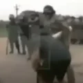 Captura de video muestra a civiles delante de efectivos policiales durante el operativo en San Julián.