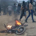 Una moto incendiada durante enfrentamientos entre la Policía de Bolivia y manifestantes en San Julián (Bolivia).