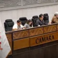 La sesión comenzó poco después de las 16:00 bajo modalidad mixta.