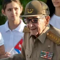 Raúl Castro en acto militar, junto a Miguel Díaz-Canel y altos mandos.