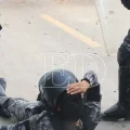 EL DEBER captó el momento donde uno de los policías cayó herido por un impacto de bala