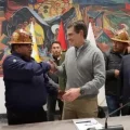 El presidente Rodrigo Paz y el representante de las cooperativas mineras.