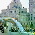 León XIV al llegar a la Plaza de Cibeles donde celebró misa para más de un millón de fieles.