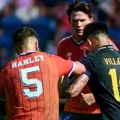 Villamil (15), de Bolivia, pugna con dos rivales escoceses.