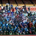 El plantel de Bolívar posa delante de sus hinchas que acudieron al Hernando Siles.