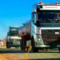 Cisternas con combustible salen desde la planta de la estatal petrolera.