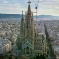 Vista de la Sagrada Familia, con la Torre de Jesucristo completada.