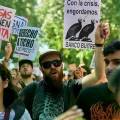 Varias personas se manifiestan por el derecho a una vivienda asequible y digna en el centro de Madrid, el pasado 24 de mayo d
