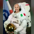 El astronauta de la ESA Luca Parmitano posa para su retrato oficial en un traje espacial estadounidense en el Centro Espacial