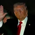 El presidente Donald Trump hace un gesto al bajar del Air Force One, en la Base Conjunta Andrews, Maryland.