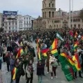 La población acude al atrio de la iglesia San Francisco para participar en el cabildo.